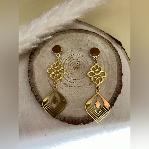 Delicate Art Deco-Inspired Dangle Earrings - Gold Stylish Morocco Earrings - Picture 8 of 12